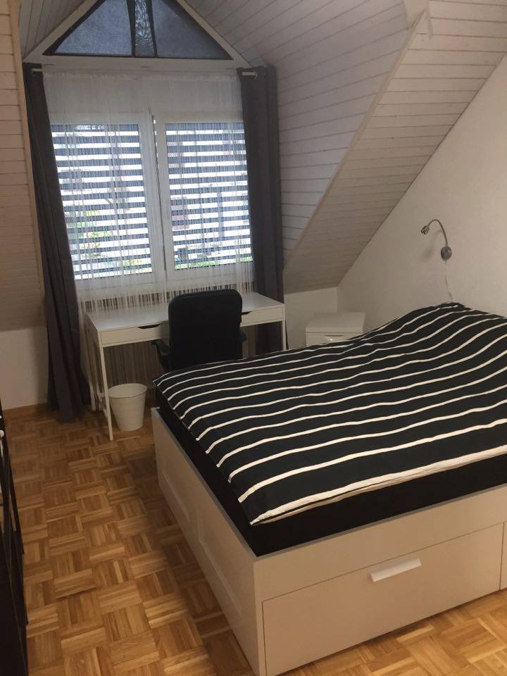 Student Rooms to rent Crissier - desk and bed 
